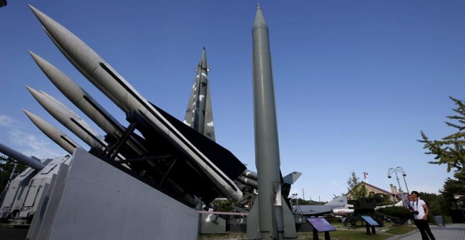 Un hombre obserba un misil surcoreano en el Museo de la Guerra en Seúl (Corea del Sur) hoy, 15 de septiembre de 2015. Corea del Norte anunció hoy que ha comenzado a operar de nuevo el reactor nuclear de Yongbyon, considerado la principal fuente de plutoni