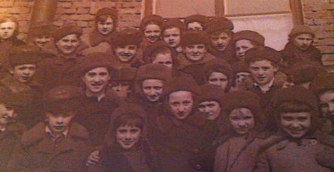Araceli, arriba en el centro, junto al grupo de niños de la guerra refugiados en Rusia