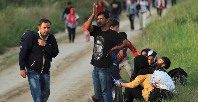 Un grupo de refugiados sirios en la frontera entre Serbia y Croacia. / ANTONIO BRONIC (REUTERS)