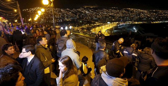 Un grupo de personas se concentra en el mirador Barón en la ciudad costera de Valparaiso. - REUTERS