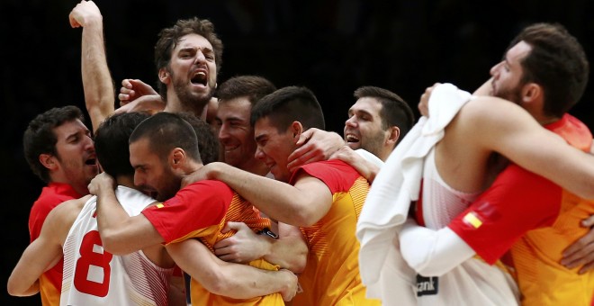 Los jugadores de España hacen piña para celebrar su victoria ante Grecia en los cuartos de final. /REUTERS