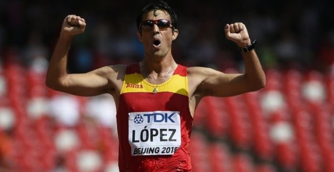 Miguel Ángel López tras ganar en los 20 kilómetros marcha en el Mundial de Pekín.