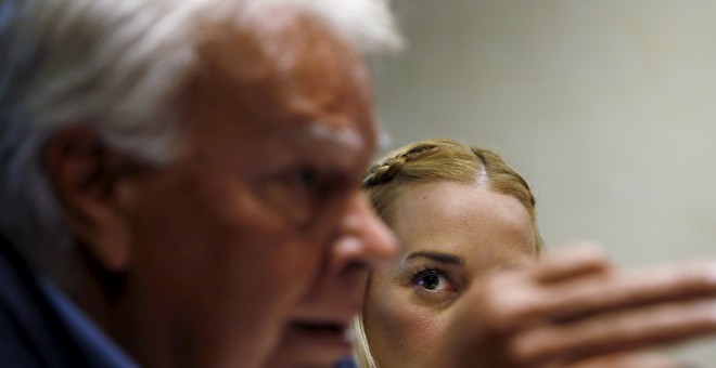 El ex presidente de Gobierno Felipe González  y Lilian Tintori, esposa del encarcelado líder de la oposición venezolana, Leopoldo López, en una rueda de prensa en Madrid, España, 17 de septiembre de 2015. REUTERS / Susana Vera