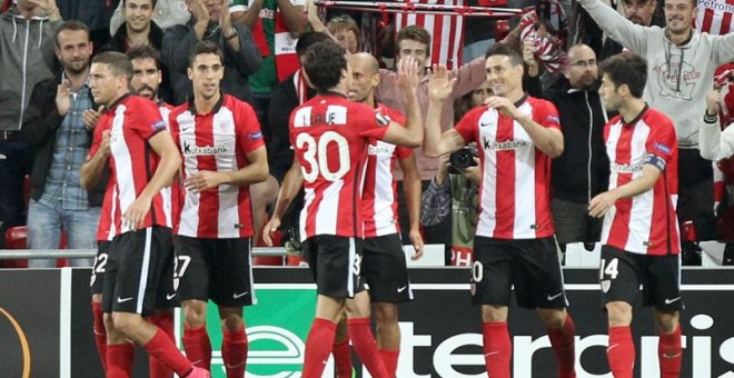 Los jugadores del Athletic celebran uno de los goles al Augsburgo. EFE/Luis Tejido