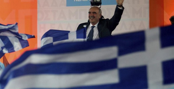 El presidente del partido conservador Nueva Democracia, Vangelis Meimarakis, saluda a sus partidarios durante un acto preelectoral en Atenas,.- Alexandros Vlachos (EFE)