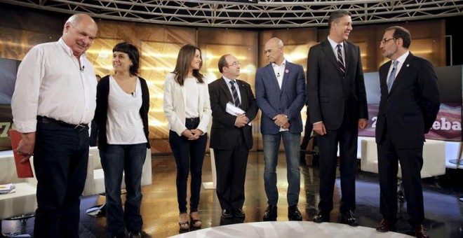 Los candidatos a las elecciones catalanas, Lluis Rabell (Si que es Pot), Anna Gabriel (CUP), Inés Arrimadas (Ciutadans), Miquel Iceta (PSC), Raul Romeva (Junts pel Si), Xavier Garcia Albiol (PPC) y Ramón Espadaler (Uniò), justo antes del debate. / EFE