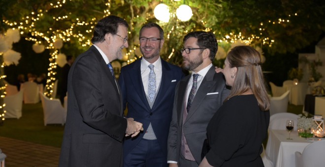 Rajoy y su mujer charlan con los novios, Javier Maroto y Josema Rodríguez.