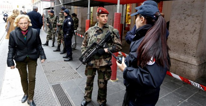 Militares franceses reciben instrucciones de la Policía en una calle de París, tras los atentados yihadistas contra el semanario 'Charlie Hebdó'. AP