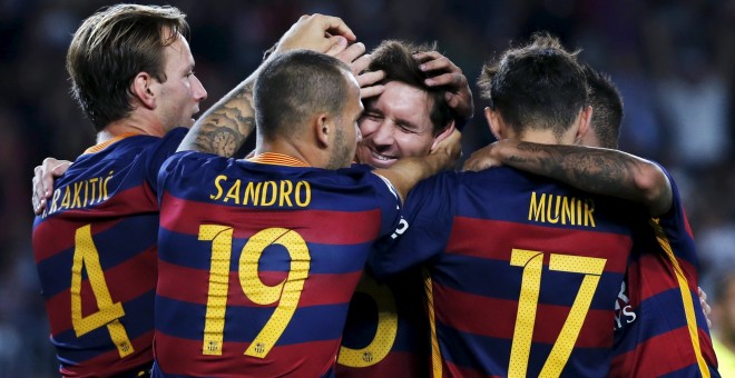 Los jugadores del Barcelona celebran uno de los tantos de Messi. - REUTERS