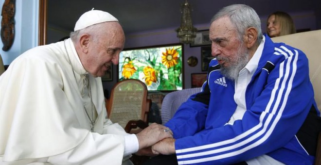 Fotografia facilitada por Cubadebate del encuentro que el papa Francisco y el expresidente cubano Fidel Castro. / EFE