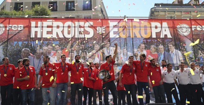 Jugadores y cuerpo técnico de la selección española de baloncesto celebran el título europeo en la plaza de Callao. /EFE