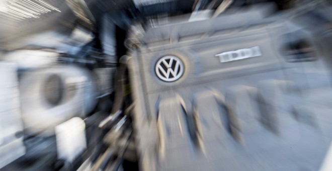 Fotografía con efecto zoom que muestra el motor diésel de un Volkswagen Golf 2.0 TDI en un taller en Fráncfort (Alemania). EFE/Patrick Pleul