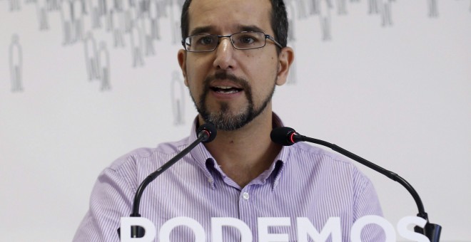 El secretario de Organización de Podemos, Sergio Pascual, durante la rueda de prensa tras la reunión de la dirección del partido. EFE/Paco Campos