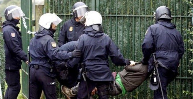 La policía detiene a un activista durante el desahucio de la vivienda de la familia de Carlos Midón. / XOÁN REY (EFE)