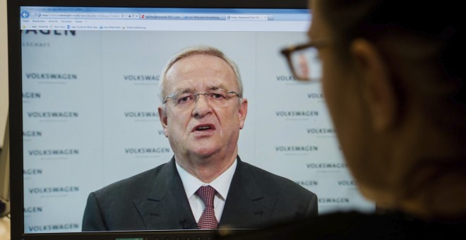 Una mujer observa en el ordenador al presidente del grupo automovilístico alemán Volkswagen, Martin Winterkorn, en el video en el que pide disculpas  tras el escándalo por la manipulación de las emisiones de gases contaminantes en los vehículos diesel ven