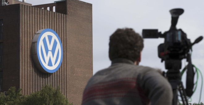 Un cámara de televisión frente a la planta de Volkswagen, en su sede de Wolfsburg (Alemania). REUTERS/Axel Schmidt