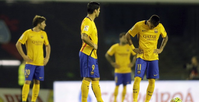 Los jugadores del Barça, cabizbajos tras el 4-1 encajado en Vigo. /REUTERS