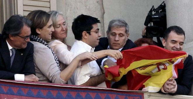 Otra imagen del momento de tensión vivido en el balcón del Ayuntamiento de Barcelona. / EFE