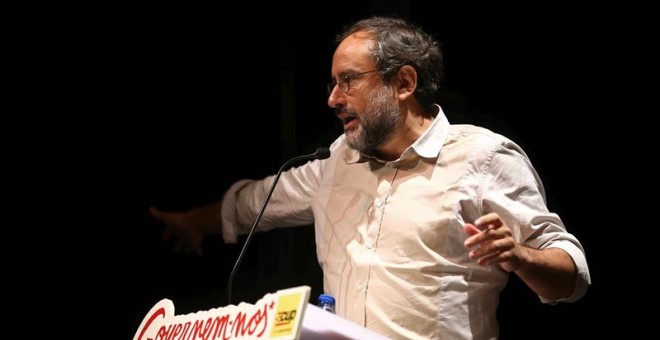 El candidato a la presidencia de la Generalitat por la CUP, Antonio Baños, interviene en el acto político que se celebra esta noche en Cornellà de Llobregat (Barcelona), de cara a las elecciones del 27S. EFFE/Toni Albir