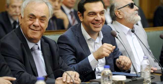 El primer ministro griego, Alexis Tsipras, entre el viceprimer ministro, Yannis Dragasakis (i), y el ministro de Interior, Panagiotis Kourouplis, en la primera reunión de su gabinete tras las elecciones del pasado día 20 de septiembre. REUTERS/Michalis Ka