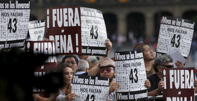Familiares de los desaparecidos protestan en la calle. REUTERS/Henry Romero