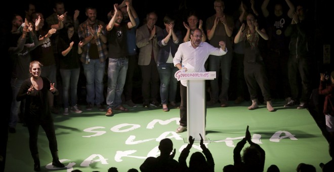 El miembro de la Candidatura d'Unitat Popular, CUP, Antonio Baños, durante el acto electoral de cierre de campaña que su formación ha celebrado en la localidad barcelonesa de Badalona. EFE / Alejandro García