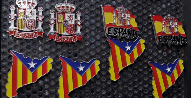 Souvenirs españoles y pro-independentistas en un quiosco de Barcelona. REUTERS/Andrea Comas
