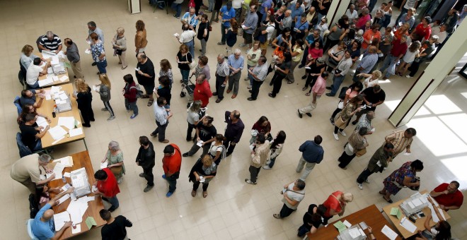 Colas de personas esperan para poder votar en un colegio electoral de  Barcelona. REUTERS/Albert Gea