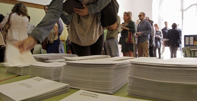Votaciones para las elecciones al Parlamento catalán del 27-S en un colegio electoral de Barcelona. EFE/Marta Pérez