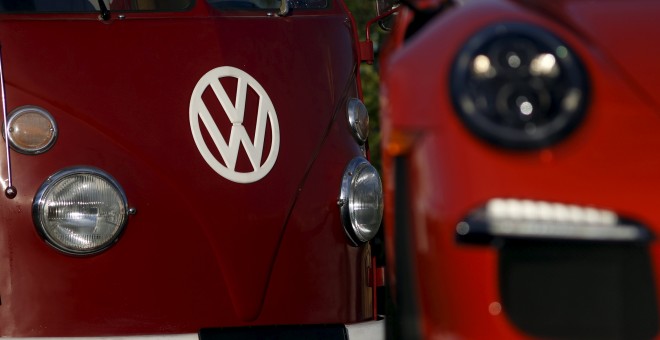 Un autobús Volkswagen ebn el Museo Porsche, en el circuito de Laguna Seca, en California (EEUU). REUTERS/Michael Fiala