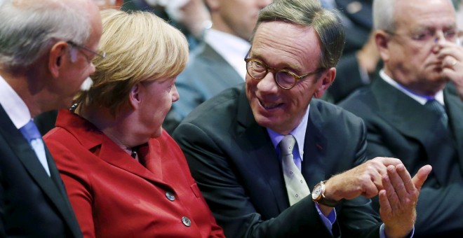 La canciller Angela Merkel charla con el presidente de la patronal de la industria del automóvil alemana (la VDA, según sus siglas en inglés), Matthias Wissmann. REUTERS/Kai Pfaffenbach