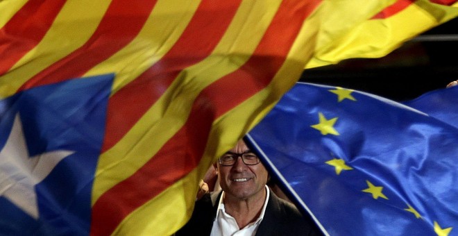 El presidente catalán, Artur Mas durante la celebración con sus simpatizantes de los resultados electorales de 'Junts pel Si' dentro del recinto del Born Centre Cultural de Barcelona. EFE/Alberto Estévez