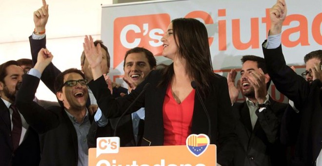La candidata a la presidencia de la Generalitat por Ciutadans, Inés Arrimadas, y el líder del partido, Albert Rivera, durante la rueda de prensa para valorar los resultados de la formación./ EFE