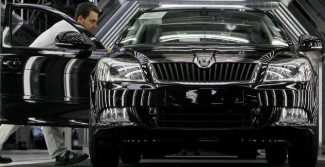 Un trabajador inspecciona un vehículo en la fábrica de Skoda en Mlada Boleslav (República Checa). / REUTERS