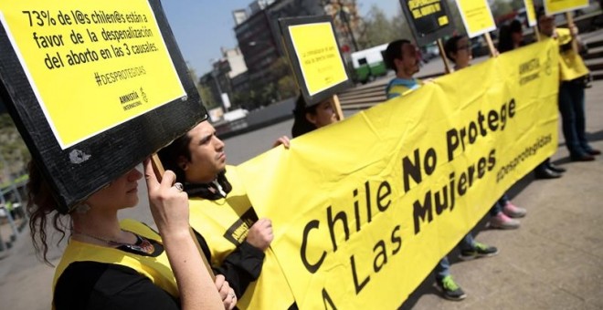 Un grupo de voluntarios de Amnistía Internacional, durante una manifestación a favor del aborto en al menos tres supuestos, en Santiago de Chile./ EFE