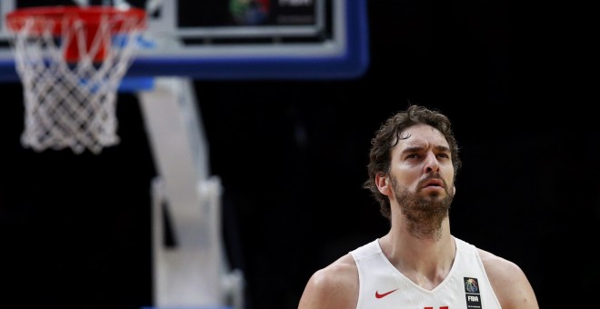 Gasol mira al videomarcador en la final del Eurobasket contra Lituania. /REUTERS