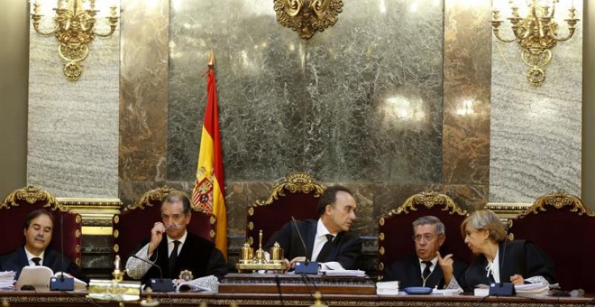 El Tribunal Supremo revisa los recursos del fiscal contra la sentencia de la Audiencia de A Coruña que absolvió al capitán del Prestige. / EFE