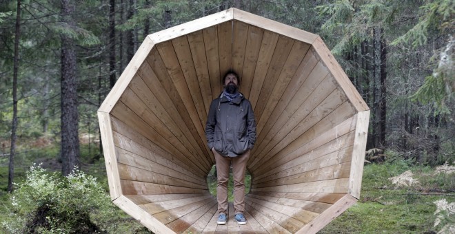 El jefe del departamento de arquitectura de interiores en la Academia de Artes Hannes Praks en Estonia posa para una foto en el megáfono de madera en el bosque cerca de la aldea Pahni, Estonia. REUTERS / Ints Kalnins