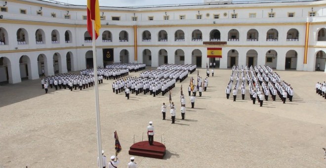 El Tercio de Armada despide a su comandante en la celebración de su pase a la reserva, en el Cuartel de San Carlos-Batallones de Marina (San Fernando). ARMADA