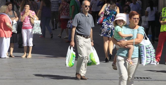 Gente comprando por el centro de Madrid. E.P.