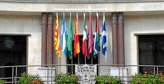 Las banderas en el balcón del Ayuntamiento de Llodio.