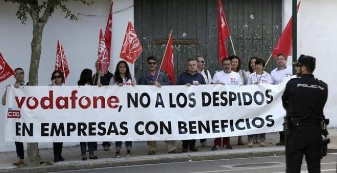 Foto de archivo de una protesta contra los despidos en Vodafone en Santiago. / EFE