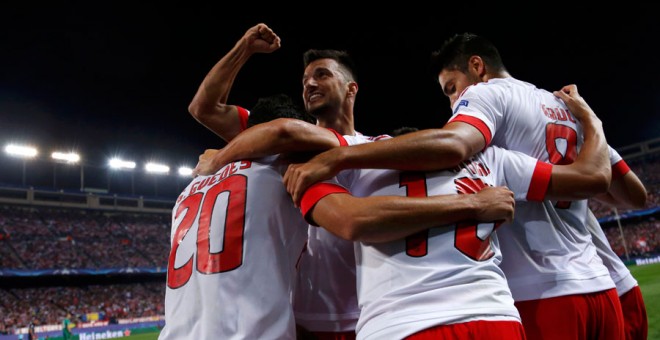Los jugadores del Benfica celebran el primer gol al Atlético. REUTERS/Juan Medina