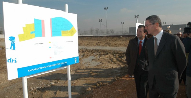 Foto de 2007 del entonces alcalde de Madrid, Alberto Ruiz-Gallardón, enla inauguracion de las obras de ampliación del Polideportivo Gallur.