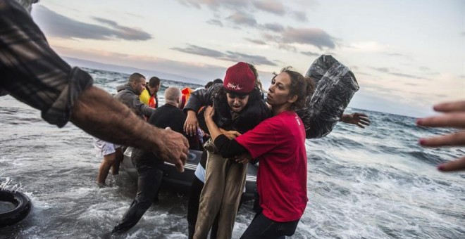 Refugiados afganos llegan a la costa de Skala Sikaminias, en la isla griega de Lesbos. / EFE