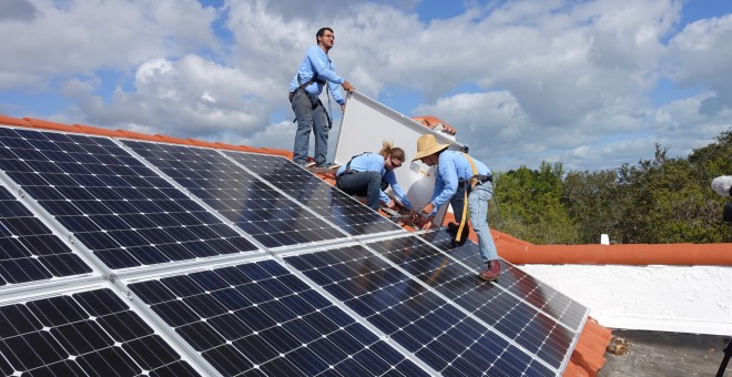 Una instalación de paneles solares sobre tejado. AFP