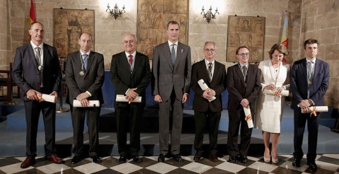 El rey Felipe VI posa junto a los galardonados con los premios Jaime I, tras el acto celebrado esta tarde en la Lonja de Valencia. En la imagen, de izq. a dcha: Luis Liz Marzán, premio Investigación Básica; Óscar Landeta, Emprendedor; Josep Brugada, Medic