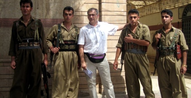 Manuel Martorell, junto a cuatro  ‘peshmergas’ del Partido Democrático del Kurdistán de Irán (PDKI) en el norte de Irak. - CUARTO PODER