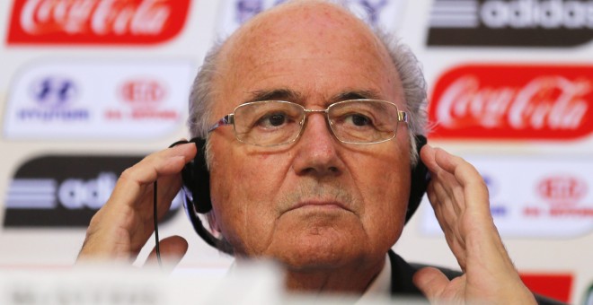 Foto de archivo de una rueda de prensa de Blatter con anunciantes a su espalda. /REUTERS