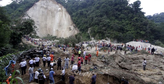 33 muertos por un desprendimiento de tierra en Guatemala. /REUTERS